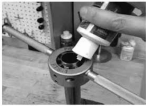 হ্যান্ড ডাই যারা ধাতব পদার্থের বাইরের প্যাঁচ কাটা