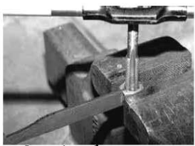 ট্যাপ দ্বারা ধাতব পদার্থের ভেতরে প্যাচ কাটা